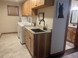 Dusj, hårføner, håndklær og såpe