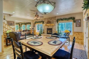 Dining - Mountain retreat in Duck Creek. Prime location. (Duck Creek Village)
