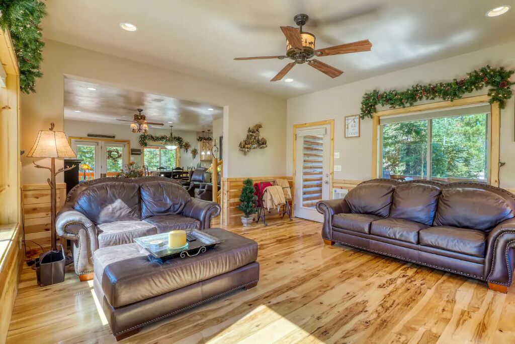 Mountain retreat in Duck Creek. Prime location.