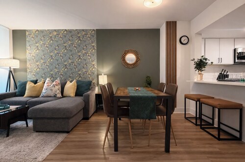 Dreamy Extended Stay Amazon King Bed 1BR Garage, Pool,Balcony Gym Near DC, DCA