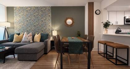 Dreamy Extended Stay Amazon King Bed 1BR Garage, Pool,Balcony Gym Near DC, DCA