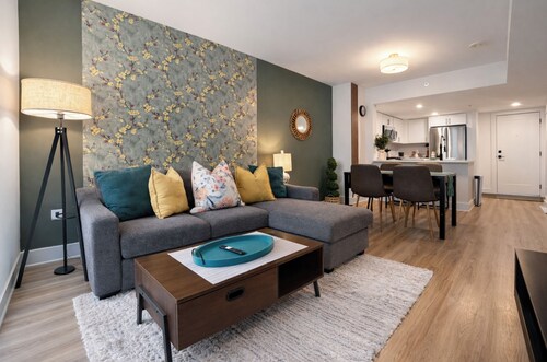 Dreamy Extended Stay Amazon King Bed 1BR Garage, Pool,Balcony Gym Near DC, DCA