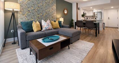Dreamy Extended Stay Amazon King Bed 1BR Garage, Pool,Balcony Gym Near DC, DCA