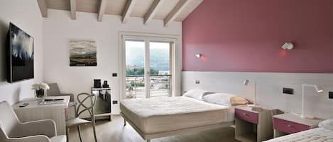 Deluxe-Dreibettzimmer, Kochnische | Minibar, Zimmersafe, Schreibtisch, Verdunkelungsvorhänge