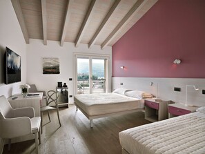 Deluxe Triple Room, Kitchenette | Minibar, in-room safe, desk, blackout drapes - Residence caffè maya (Maslianico)