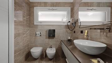 Kamar Triple Deluks | Kamar mandi | Shower, pancuran hujan, perlengkapan mandi gratis, dan pengering rambut