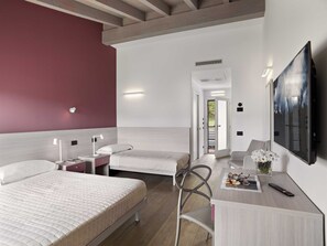 Deluxe Triple Room, Kitchenette | Minibar, in-room safe, desk, blackout drapes - Residence caffè maya (Maslianico)