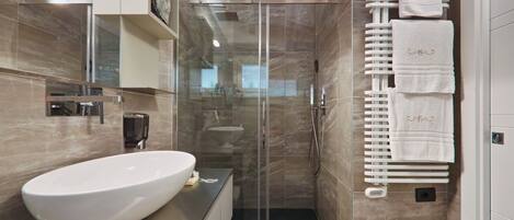 Deluxe Triple Room | Bathroom | Shower, rainfall showerhead, free toiletries, hair dryer