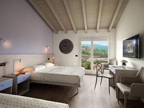 Tremannsrom – deluxe, tekjøkken | Minibar, safe på rommet, skrivebord og blendingsgardiner