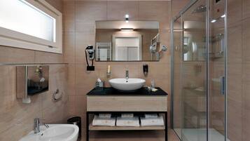 Dusche, Regendusche, kostenlose Toilettenartikel, Haartrockner