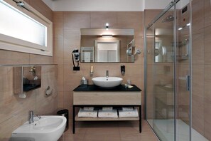 Shower, rainfall showerhead, free toiletries, hair dryer