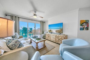 Smart TV, books, video library - 🌊Gulf Dunes 112 – Happy Hours | Free Beach Service | Amazing Location🌊 (Fort Walton Beach)