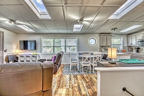 Interior - Charming 29 Bradley Beach, Dog Friendly, Short Walk to Beach, Fenced-in Yard, Newly Renovated (Hilton Head Island)