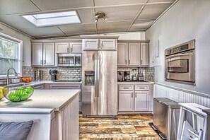 Refrigerador, microondas, horno y parrilla de estufa 