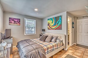 3 bedrooms, iron/ironing board, travel cot, free WiFi - Charming 29 Bradley Beach, Dog Friendly, Short Walk to Beach, Fenced-in Yard, Newly Renovated (Hilton Head Island)