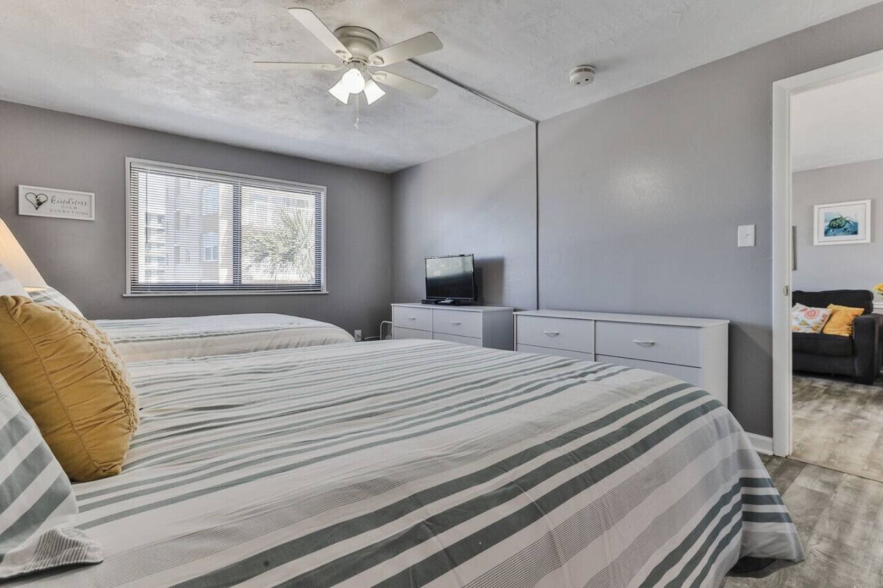 1 bedroom, desk, iron/ironing board, WiFi