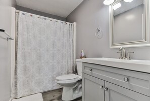 Combined shower/tub, hair dryer - Ocean View Beach Condo #302 (New Smyrna Beach)