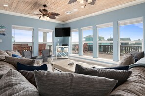 Smart TV, DVD player, books, video library - DIRECT BEACH ACCESS/VIEWS/UPSCALE NEIGHBORHOOD/GAMES/SPACIOUS/DOGS OK/WIFI (Bolivar Peninsula)