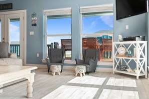 Smart TV, lettore DVD, libri, videoteca