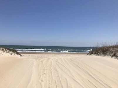 Beach Cottage a short walk from the waves!