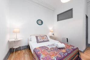 1 sovrum, skrivbord, internet och sÀngklÀder