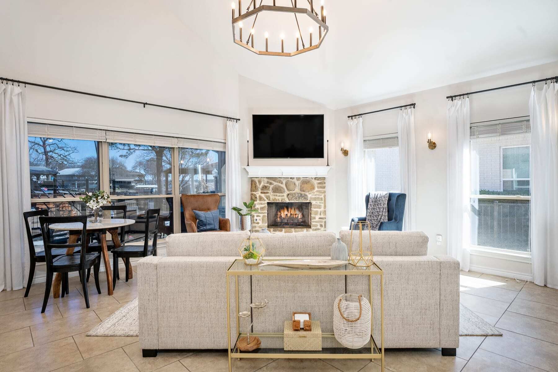 Una televisión, una chimenea, libros, un reproductor estéreo