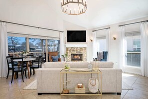 TV, lareira, livros, aparelho de som