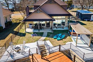 Outdoor dining - Lakefront Bliss, Spa, Game Room, Boat & Jet Ski (Mabank)