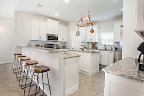 Fridge, microwave, oven, stovetop - Lakefront Bliss, Spa, Game Room, Boat & Jet Ski (Mabank)