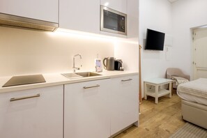 Fridge, microwave, coffee/tea maker, toaster - GuestReady - Port Studio 3 (Vila Nova de Gaia)