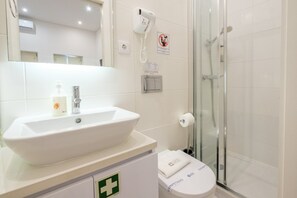 Shower, hair dryer, towels - GuestReady - Port Studio 3 (Vila Nova de Gaia)