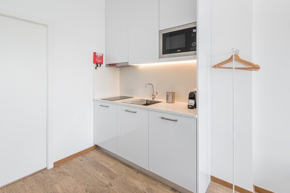 Fridge, microwave, coffee/tea maker, toaster - GuestReady - Port Studio 3 (Vila Nova de Gaia)