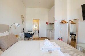 Desk, iron/ironing board, Internet, bed sheets - GuestReady - Port Studio 3 (Vila Nova de Gaia)