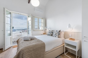 Desk, iron/ironing board, Internet, bed sheets
