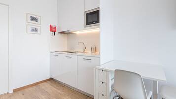 Jääkaappi, mikroaaltouuni, uuni, kahvin-/teenkeitin