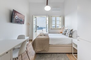 Bureau, fer et planche à repasser, accès Internet, draps fournis