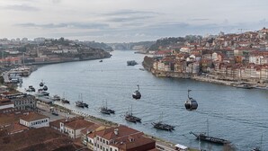 A river with boats and a cable car system. - GuestReady - Port Studio 1 (Vila Nova de Gaia)