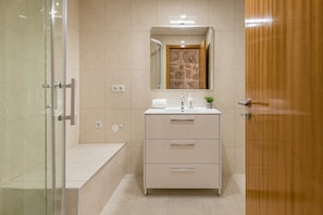 Douche, séchoir à cheveux, serviettes fournies