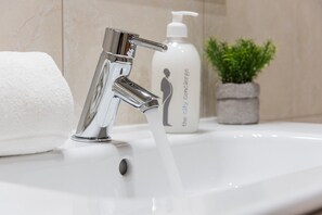 Chuveiro, secador de cabelo, toalhas de banho 