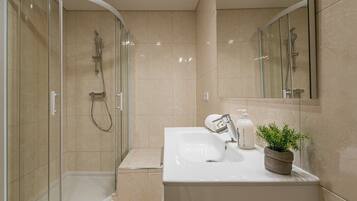 Dusche, Haartrockner, Handtücher