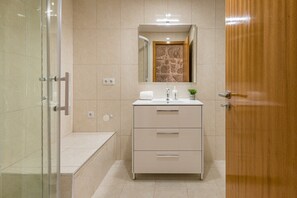 Douche, articles de toilette gratuits, sèche-cheveux