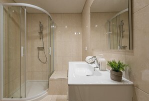 Dusche, kostenlose Toilettenartikel, Haartrockner, Handtücher