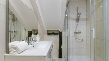 Shower, hair dryer, towels