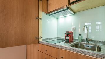 Fridge, microwave, oven, coffee/tea maker