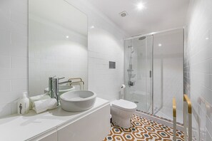 Shower, hair dryer, towels, soap - GuestReady - Loft 515 (Porto)