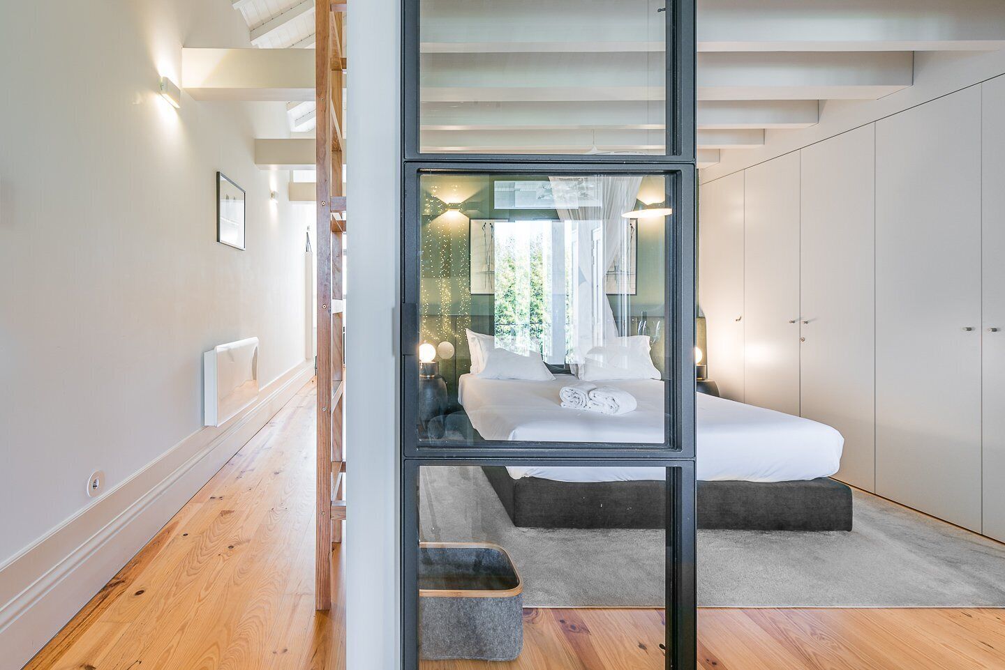 2 sovrum, skrivbord, internet och sängkläder