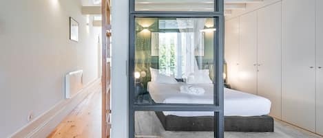 2 sovrum, skrivbord, internet och sängkläder