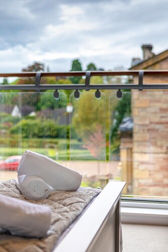 Hedgefield House - Serene Top Floor Apartment