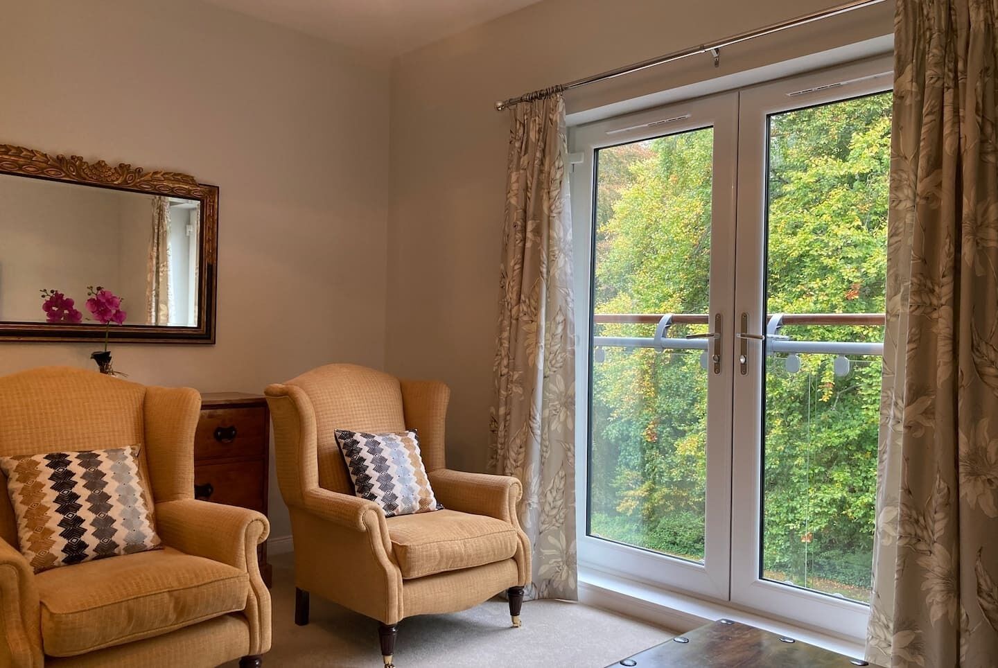 Hedgefield House - Serene Top Floor Flat