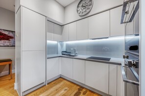 Fridge, microwave, oven, stovetop - Large Modern 1 Bedroom Apartment (767 sq ft) in a New Build (London)